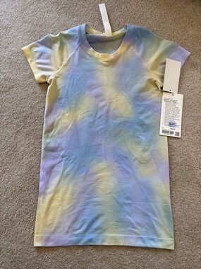 Lululemon swiftly tech Short Sleeve Shirt Hip length size 4 NWT Psychedelic Wash